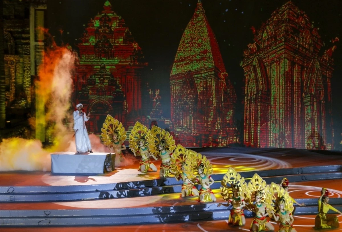 Hát múa “Trăng vàng” do nghệ sĩ Thanh Pháp trình bày.
