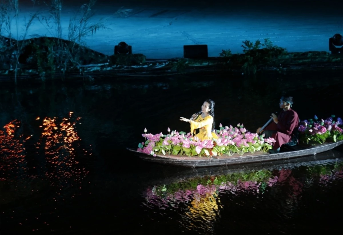 Nghệ sĩ ưu tú Vân Khánh thể hiện tác phẩm “Tiếng hát trên dòng sông” của nhạc sĩ Nguyễn Huy Hùng.