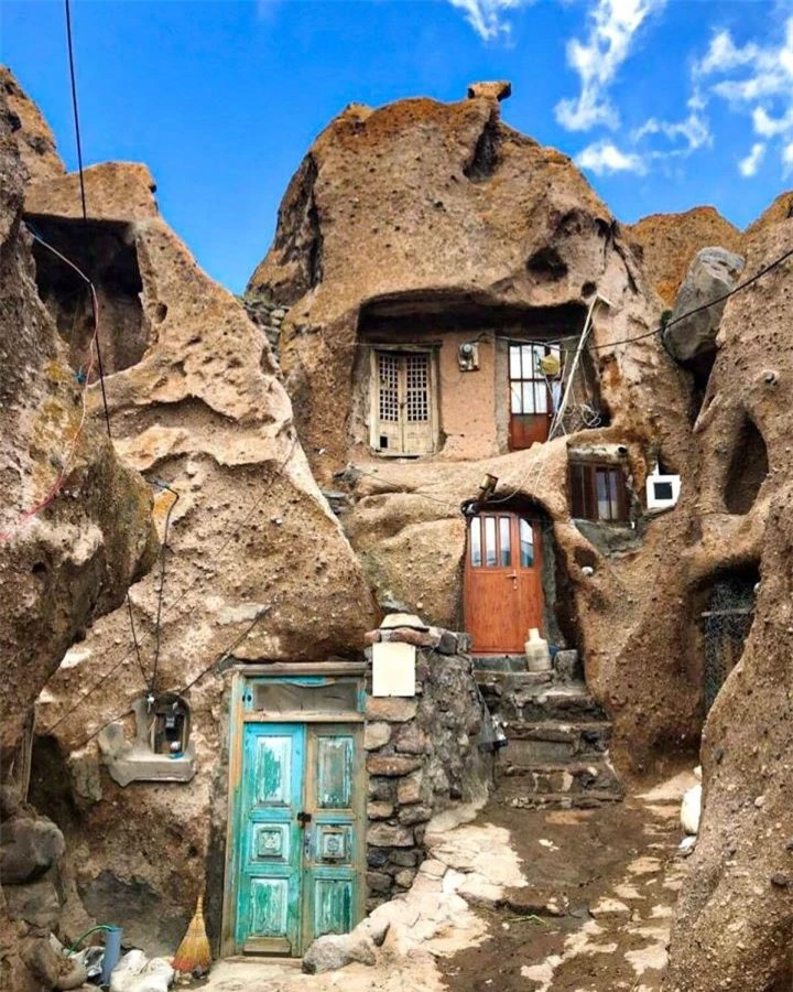 Vẻ kỳ thú của ngôi làng cổ 700 tuổi với những căn nhà xây trong núi đá - 4