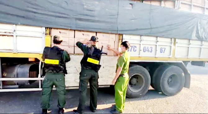An Giang: Bắt giữ 2 xe tải chở hàng nghi nhập lậu