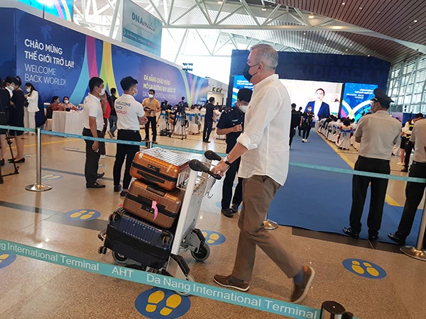 Với thông điệp "Chào mừng thế giới trở lại", sân bay Đà Nẵng bắt đầu đón các chuyến bay thương mại quốc tế cất, hạ cánh trở lại từ ngày 27/3/2022