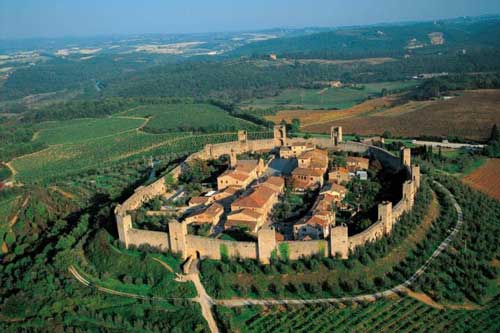 Thị trấn sót lại nguyên vẹn từ thời Trung cổ được vây kín bởi bờ tường sừng sững