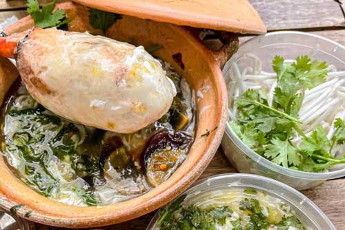 3 quán ăn vỉa hè đắt đỏ ở Sài Gòn: Mì gói giá gần 100.000 đồng vẫn đông khách