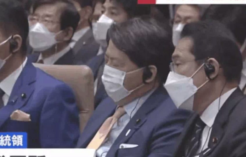 Ngoại trưởng Nhật bị coi là "nỗi xấu hổ" vì... ngáp dài khi nghe TT Ukraine phát biểu