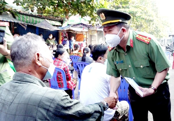 Đại tá Đinh Văn Nơi, Giám đốc Công an tỉnh An Giang thăm hỏi, trao tiền hỗ trợ các tiểu thương