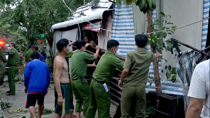 An Giang: Giúp đỡ người dân khắc phục hậu quả sau mưa dông lốc xoáy
