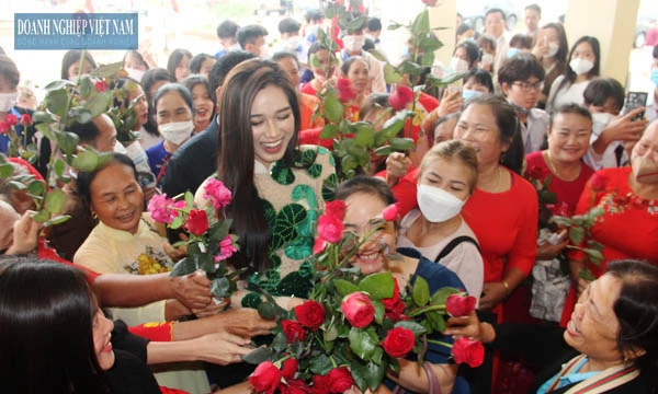 Người dân xã Cầu Lộc chúc mừng Hoa hậu Đỗ Thị Hà.