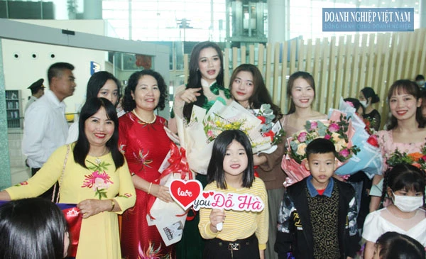Hoa hậu Đỗ Thị hà trong được chào đón khi bước xuống sân bay.