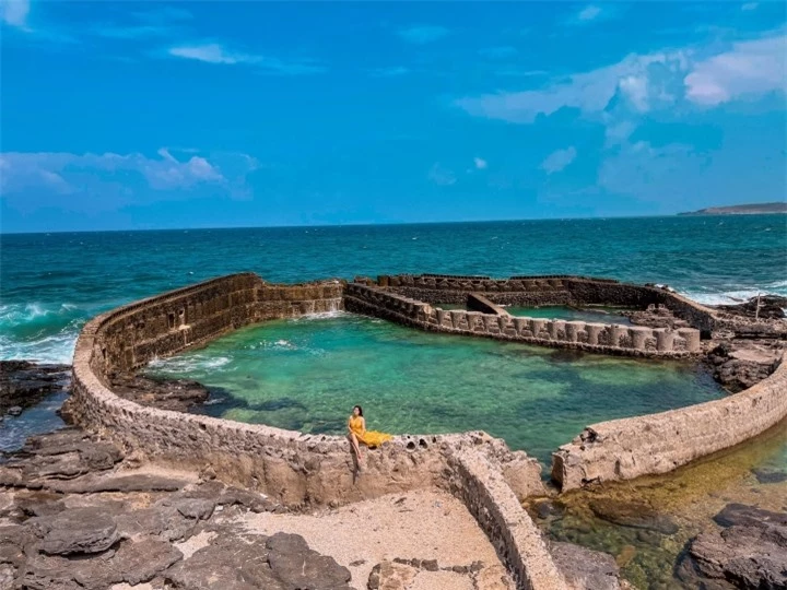 Phát hiện hồ cá bỏ hoang nổi lên như một công trình cổ giữa biển ở Việt Nam - 4