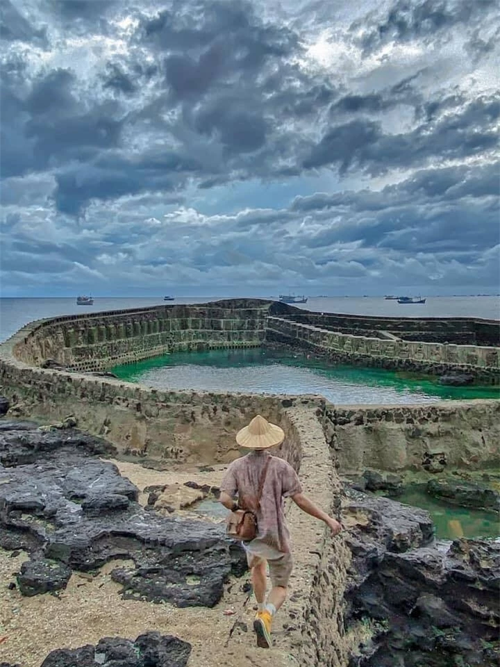Phát hiện hồ cá bỏ hoang nổi lên như một công trình cổ giữa biển ở Việt Nam - 7