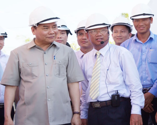  TGĐ Hoàng Đức Thảo (phải) giới thiệu với Chủ tịch nước Nguyễn Xuân Phúc về các sản phẩm của BUSADCO tại cụm công nghiệp Vũ Quý, Kiến Xương, Thái Bình.