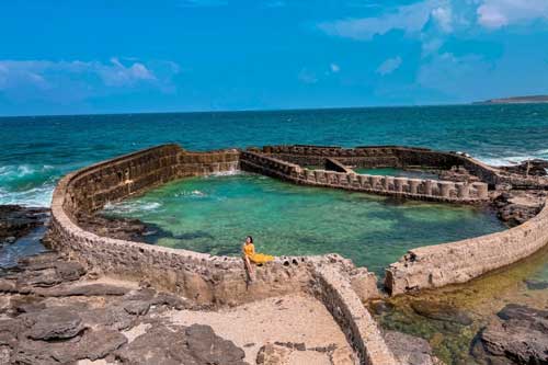 Phát hiện hồ cá bỏ hoang nổi lên như một công trình cổ giữa biển ở Việt Nam