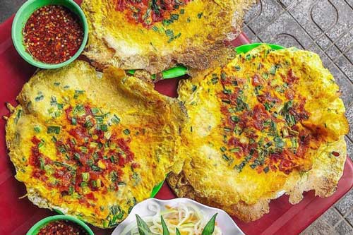 Về Huế thưởng thức món bánh ép lạ miệng, giá rẻ bèo mà ăn mãi không chán