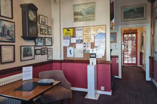 Khám phá bên trong khách sạn hẹp nhất thế giới