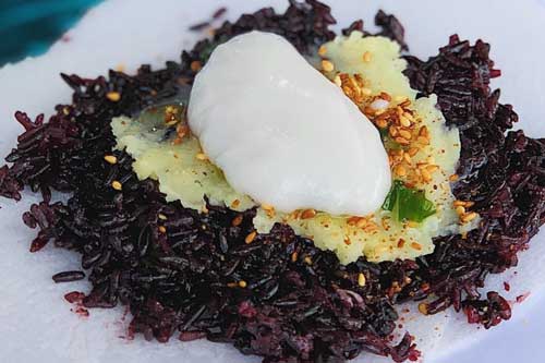 Xôi nếp than nước cốt dừa: Món ăn vặt ngọt ngào, thơm dẻo mà giá rất bình dân