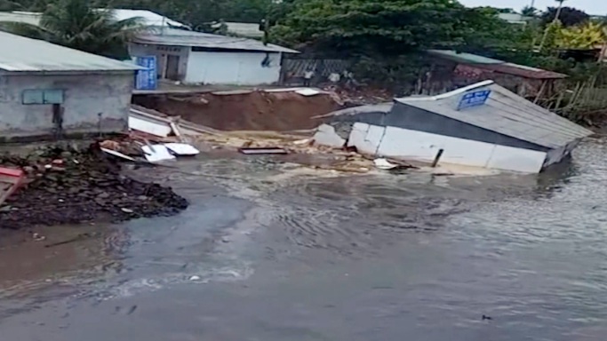 Cần Thơ: Sạt lở bờ sông Ô Môn, 4 căn nhà chìm xuống sông