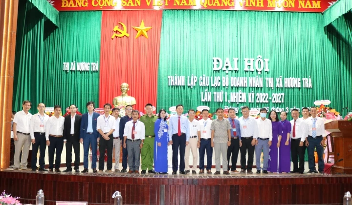 Lãnh đạo thị xã Hương Trà chụp hình lưu niệm cùng Ban chấp hành CLB Doanh nhân thị xã Hương Trà tại Đại hội