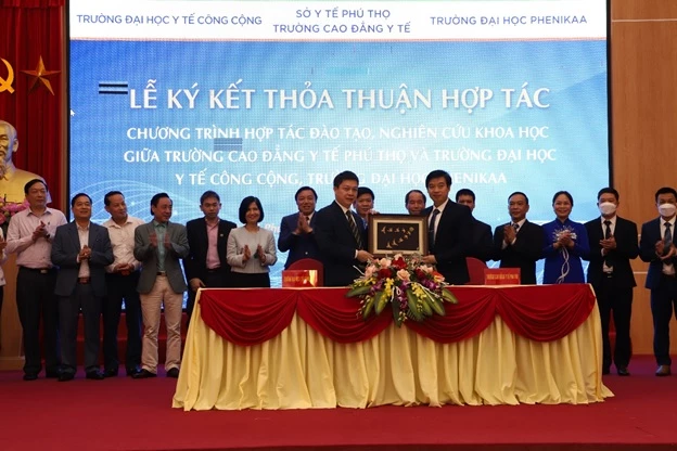 Ký kết với trường Đại học Y tế công cộng.