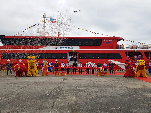 Cắt băng khai trương tuyến vận tải thủy từ bờ ra đảo Đà Nẵng - Lý Sơn ngày 29/3