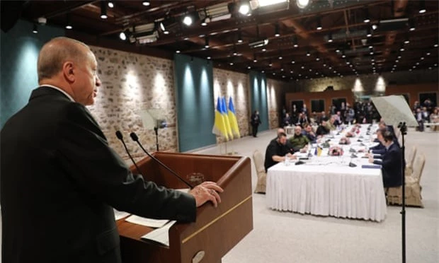 Guardian: Đoàn Nga-Ukraine chào hỏi lạnh lùng, không ai định bắt tay trước buổi đàm phán - Ảnh 3.