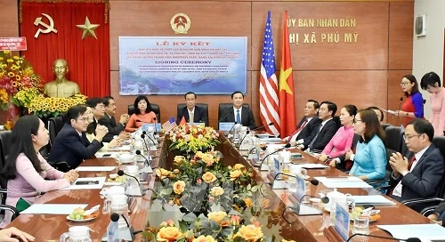 Quang cảnh lễ ký kết Bản ghi nhớ hợp tác với chính quyền thành phố Monterey Park, bang California, Hoa Kỳ tại điểm cầu UBND thị xã Phú Mỹ.(Ảnh: Mạnh Khá) Quang cảnh lễ ký kết Bản ghi nhớ hợp tác với chính quyền thành phố Monterey Park, bang California, Hoa Kỳ tại điểm cầu UBND thị xã Phú Mỹ.(Ảnh: Mạnh Khá)