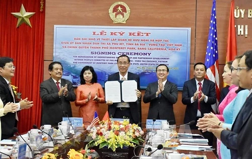 Ông Nguyễn Văn Thắm, Chủ tịch UBND thị xã Phú Mỹ ký bản ghi nhớ hợp tác với chính quyền thành phố Monterey Park. (Ảnh: Mạnh Khá)