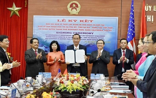 Ông Nguyễn Văn Thắm, Chủ tịch UBND thị xã Phú Mỹ ký bản ghi nhớ hợp tác với chính quyền thành phố Monterey Park. (Ảnh: Mạnh Khá) Ông Nguyễn Văn Thắm, Chủ tịch UBND thị xã Phú Mỹ ký bản ghi nhớ hợp tác với chính quyền thành phố Monterey Park. (Ảnh: Mạnh Khá)
