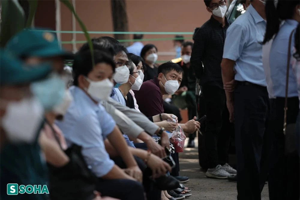 Vụ ô tô lật ngang trên cao tốc: Đưa thi thể Phó Chủ tịch UBND Lê Hòa Bình về TPHCM - Ảnh 3.