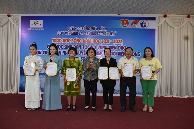 Sóc Trăng: Trao học bổng Vừ A Dính và Câu lạc bộ Vì Hoàng Sa - Trường Sa thân yêu cho học sinh