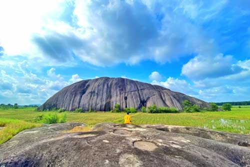Tảng đá ‘nổi lên’ giữa ruộng - điểm lý tưởng trốn phố hòa mình với thiên nhiên