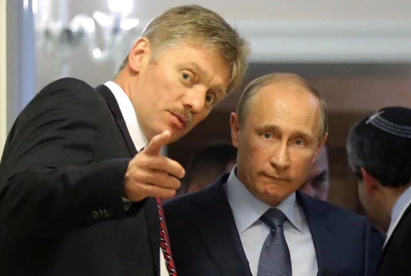 Ông Peskov (trái) và Tổng thống Putin.