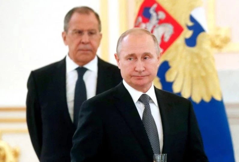 Tổng thống Nga Vladimir Putin (phải).