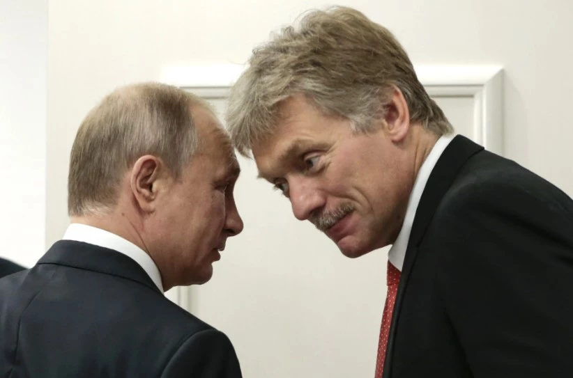 Tổng thống Putin và ông Dmitry Peskov (phải)