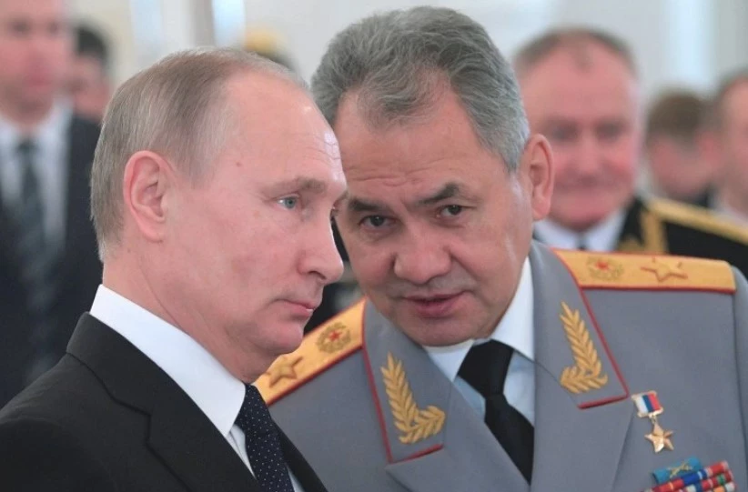 Tổng thống Putin và ông Sergey Shoygu (phải).
