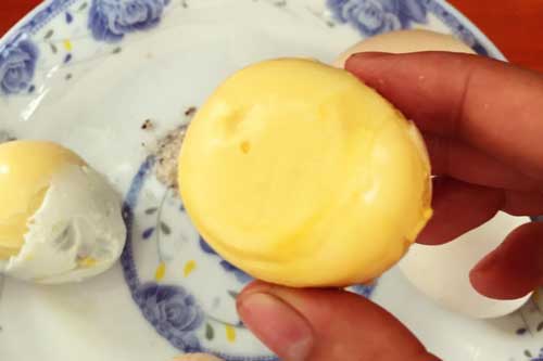 Quy Nhơn có đặc sản 'trứng lưng chừng', tưởng món gì lạ hóa ra lại rất quen