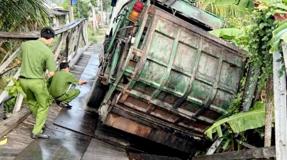 h1-h3: Hiện trường vụ sập cầu Thủy Lợi, xã Trường Long, huyện Phong Điền do xe chở 15 tấn rác chạy qua  chiếc cầu có 3,5 tấn.      