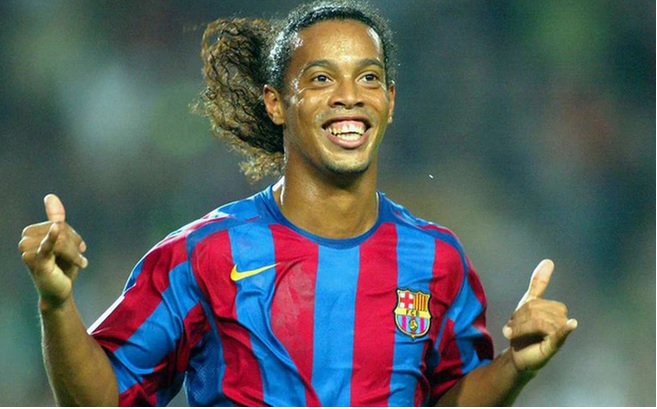 NÓNG: Ronaldinho gia nhập đội bóng Indonesia, thi đấu với bản hợp đồng kỳ lạ