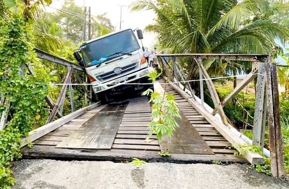 Cần Thơ: Xe chở rác 15 tấn làm sập cầu 3,5 tấn