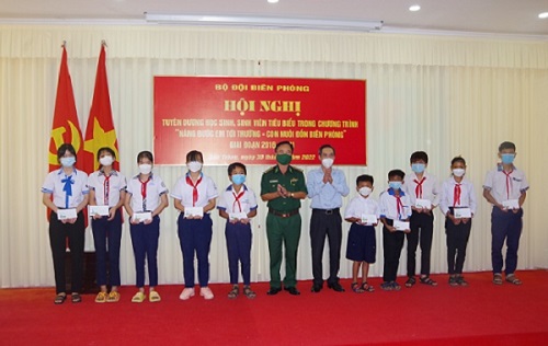 Tuyên dương học sinh, sinh viên tiêu biểu trong chương trình “Nâng bước em tới trường - Con nuôi đồn Biên phòng”