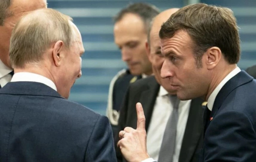 Tổng thống Putin và Tổng thống Macron (phải)