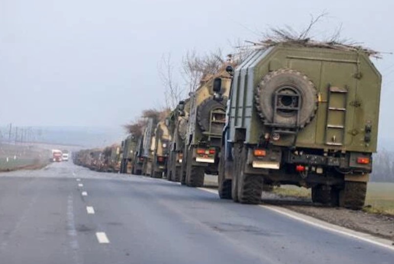 Lính Nga lấy cả cành cây, rơm rạ ngụy trang ở Ukraine: Chuyện bất thường gì đang xảy ra?