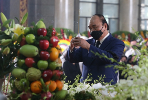 Chủ tịch nước viếng Phó Chủ tịch Thường trực UBND TP Hồ Chí Minh Lê Hòa Bình