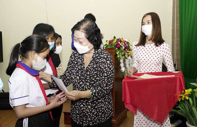 An Giang: Trao học bổng Vừ A Dính cho học sinh người dân tộc Chăm