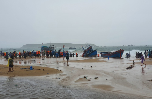 Mưa to, sóng lớn bất ngờ ở Phú Yên làm chìm 30 tàu, thuyền