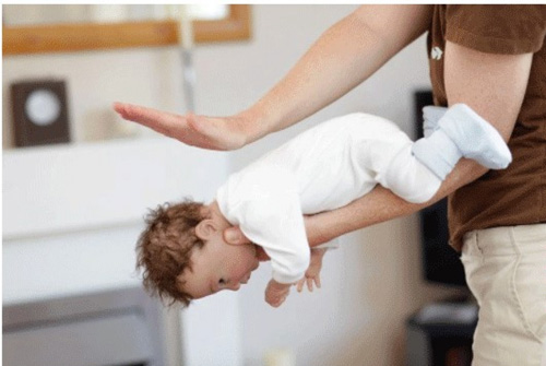 Cách xử trí khi trẻ bị hóc dị vật để bảo toàn mạng sống