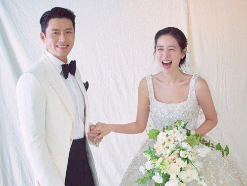 NÓNG: Hyun Bin và Son Ye Jin rạng rỡ trong loạt ảnh cưới chính thức