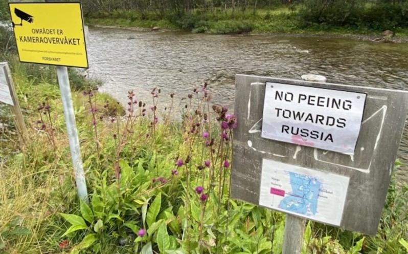 Tấm biển lạ ở biên giới NATO-Nga: "Cấm tiểu tiện vào lãnh thổ Nga" - Cảnh báo không thừa?
