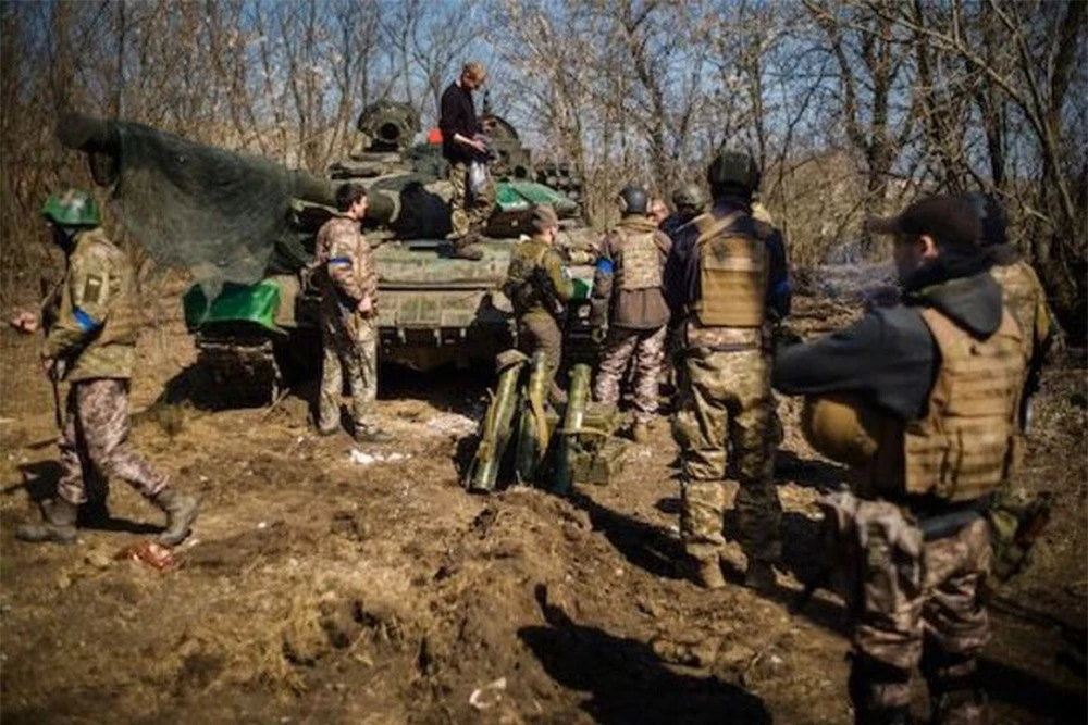 Lính Nga lấy cả cành cây, rơm rạ ngụy trang ở Ukraine: Chuyện bất thường gì đang xảy ra? - Ảnh 1.