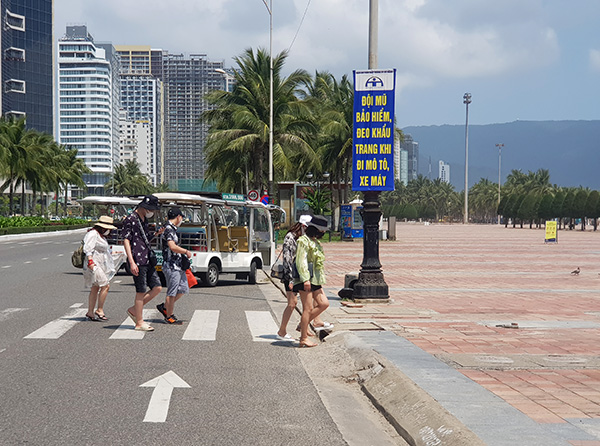 UBND TP Đà Nẵng yêu cầu đảm bảođảm bảo an toàn cho người đi bộ sang đường trên các tuyến đường ven biển và không để xảy ra tình trạng đeo bám, chèo kéo khách