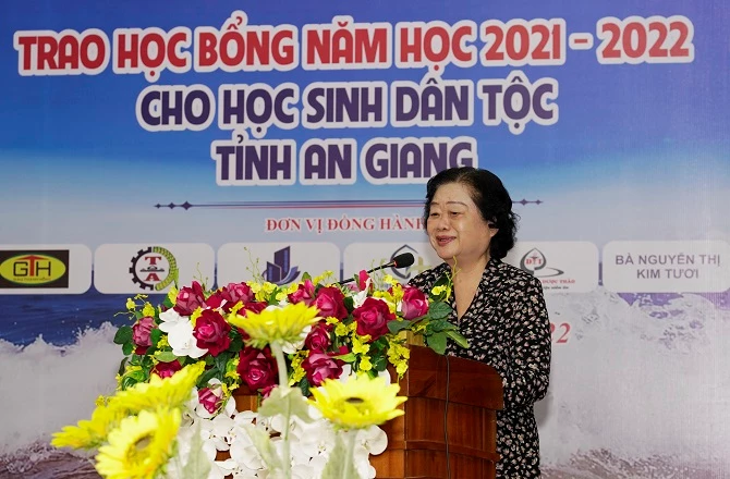 Bà Trương Mỹ Hoa phát biểu tại buổi lễ.